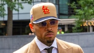 Sänger Chris Brown bleibt trotz seines Geständnisses auf freiem Fuß.