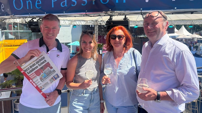 Verkaufschef Wolfgang Kos begrüßte Sarah Brandacher sowie Heidi und Hans Mauracher (von links).