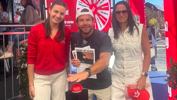 Im richtigen Moment „gebuzzert“ haben Michael Kroffl und Bianca Spitzer (re.) aus Neumarkt im ...