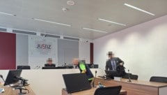 Der Angeklagte ist sich keiner Schuld bewusst. Er will sich nur gewehrt haben.