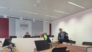 Der Angeklagte ist sich keiner Schuld bewusst. Er will sich nur gewehrt haben.