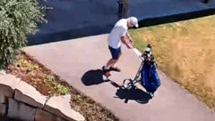 Aufnahmen zeigen den Verdächtigen, wie er sich ungeniert mit dem Golfwagen aus dem Staub macht.