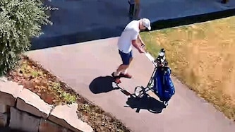 Aufnahmen zeigen den Verdächtigen, wie er sich ungeniert mit dem Golfwagen aus dem Staub macht.