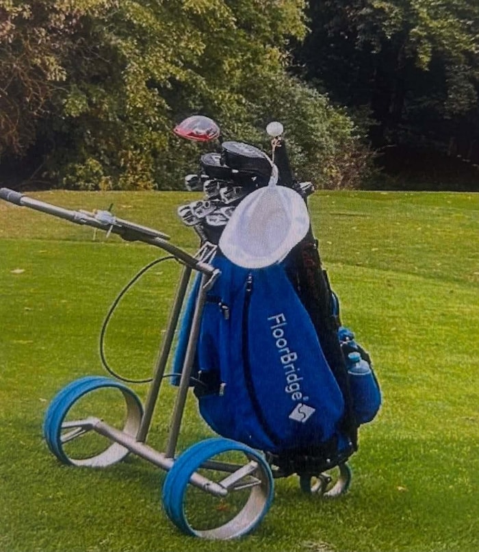 Das gestohlene blaue Wagerl ist elektrisch betrieben, die Golftasche mit Firmenlogo ...