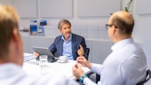 Handler Wolfgang LRH-Direktor Günter Bauer im Gespräch mit der „Krone“.