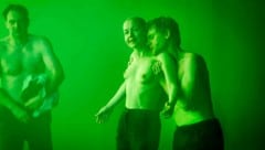 Steven Scharf (Faust, li) und Valery Tscheplanowa (Mephisto) mit Johannes Nussbaum (Junger ...