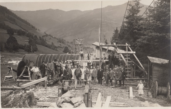 Bauarbeiten bei der Schmittenhöhebahn, die 1927 eröffnete.