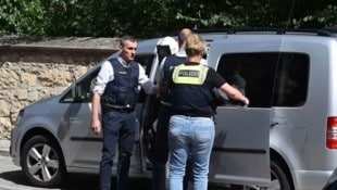 Der 20-Jährige, der einen Bankmitarbeiter in Regensburg getötet haben soll, ist seit Freitag in ...