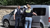 Der 20-Jährige, der einen Bankmitarbeiter in Regensburg getötet haben soll, ist seit Freitag in ...