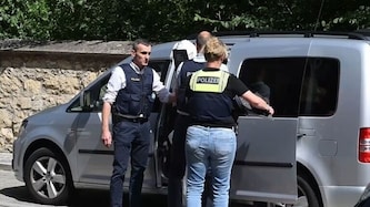 Der 20-Jährige, der einen Bankmitarbeiter in Regensburg getötet haben soll, ist seit Freitag in ...