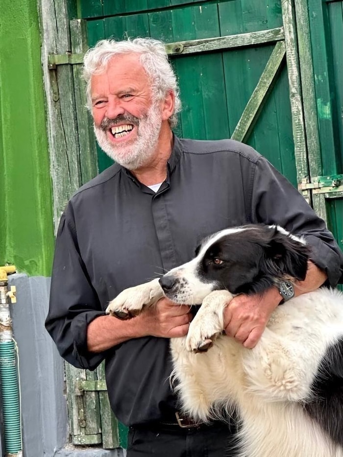 Der Jesuitenpater mit dem rumänischen Straßenhund „Simsa“.