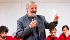 Pater Georg Sporschill feiert einen Runden.