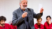 Pater Georg Sporschill feiert einen Runden.