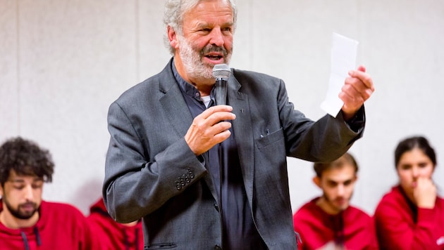 Pater Georg Sporschill feiert einen Runden.