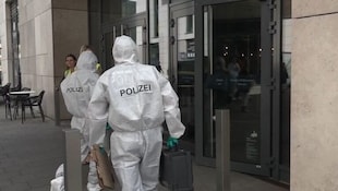 Einsatzkräfte bei der Spurensicherung in Stuttgart
