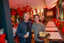 „Dai Pai“-Chef Philip Yuen (re.) mit Brauerei-Chef Seppi Sigl