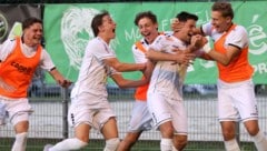 Austria Klagenfurt bejubelt den Cup-Aufstieg in Velden.