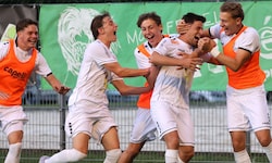Austria Klagenfurt bejubelt den Cup-Aufstieg in Velden.