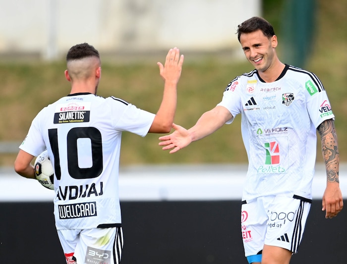 WAC-Stürmer Giacomo Vrioni (re.) traf im Cup gegen Lauterach doppelt.