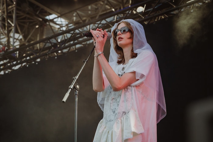Oben Hochzeit, unten Anarchie: Anna Francesca aka Beaks ist bereits Bibiza-erprobt und deutlich ...
