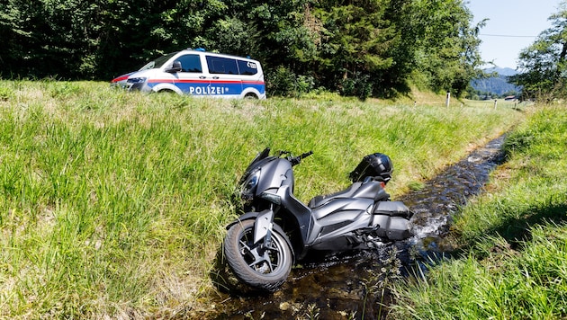 Das Motorrad im Schwarzbach.
