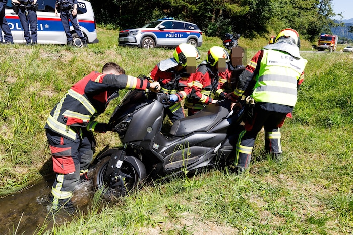 Mit vereinten Kräften wurde das Bike aus dem Graben gezogen.