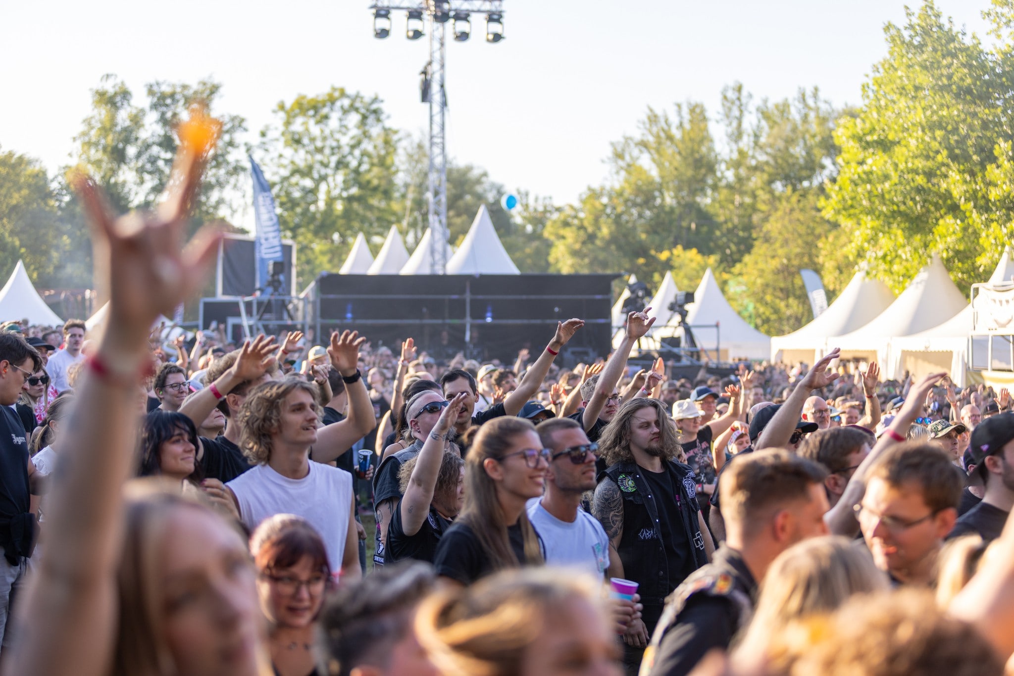 Mehr als 8000 begeisterte Fans ließen Freitagabend in Moosburg so richtig die Metal-Post ...