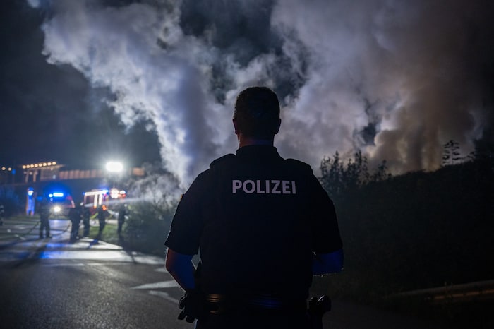 Der Holzstapel an der Pyhrnbahn beschäftigte die Schlierbacher Feuerwehr für längere Zeit