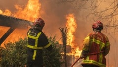 Die verheerenden Waldbrände in Südeuropa halten am Samstag die Behörden und Löschtrupps weiter ...