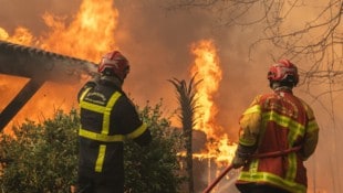 Die verheerenden Waldbrände in Südeuropa halten am Samstag die Behörden und Löschtrupps weiter ...