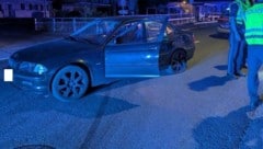 Bei ihrer Flucht bauten die Jugendlichen einen Unfall, ließen das demolierte Auto stehen und ...