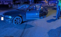 Bei ihrer Flucht bauten die Jugendlichen einen Unfall, ließen das demolierte Auto stehen und ...