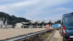 Vor dem Karawankentunnel hieß es am Samstag bei der Ausreise nach Slowenien zunächst Warten. ...