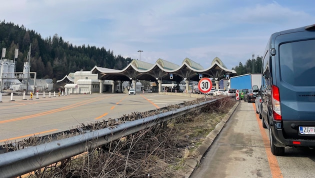 Vor dem Karawankentunnel hieß es am Samstag bei der Ausreise nach Slowenien zunächst Warten. ...