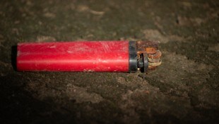 Nach dem Knall im Innenhof eines Mehrparteienhauses fanden Polizisten einen Feuerzeug. ...