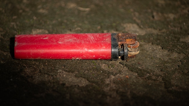 Nach dem Knall im Innenhof eines Mehrparteienhauses fanden Polizisten einen Feuerzeug. ...