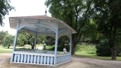 Im Pavillon im Schillerpark finden nachts oft Alkoholexzesse statt. Anrainer schlagen Alarm.