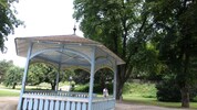 Im Pavillon im Schillerpark finden nachts oft Alkoholexzesse statt. Anrainer schlagen Alarm.