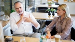 Hans Peter Doskozil beim gemeinsamen Interview mit seiner Frau Julia auf Burg Schlaining