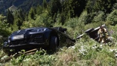 Am Tag nach dem unglücklichen Absturz konnte das Gefährt samt Anhänger geborgen werden.