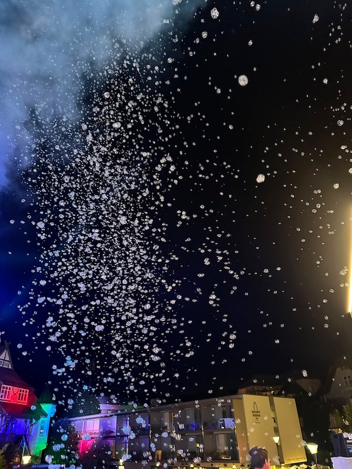 Weiße Luftballons flogen zum Himmel.