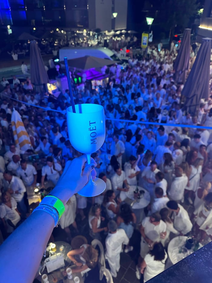 Auch die Champagner-Gläser sind weiß.