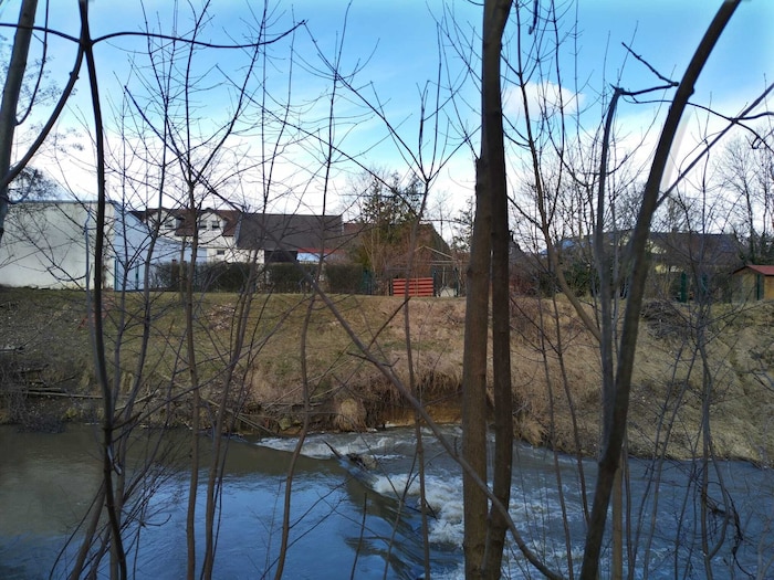 Hier ist der Anriss am Flussufer im bewohntem Gebiet in Tattendorf zu sehen.
