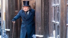 Johnny Depp kehrt als mieselsüchtiger Weihnachtshasser Ebenezer Scrooge auf die Leinwand zurück.