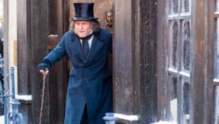 Johnny Depp kehrt als mieselsüchtiger Weihnachtshasser Ebenezer Scrooge auf die Leinwand zurück.