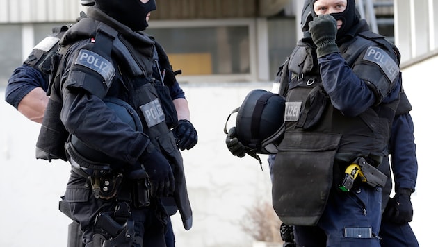 Einsatzkräfte der WEGA öffneten die Wohnungstür schließlich gewaltsam (Symbolbild).