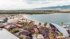 Ein Ausblick, der alles sagt: Sonne, Palmen, Strand, Meer und die legendären Clubs am Zrce Beach ...