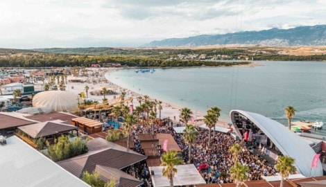 Ein Ausblick, der alles sagt: Sonne, Palmen, Strand, Meer und die legendären Clubs am Zrce Beach ...