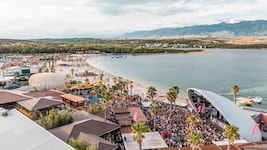 Ein Ausblick, der alles sagt: Sonne, Palmen, Strand, Meer und die legendären Clubs am Zrce Beach ...