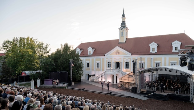 Sommertheater vor der Kulisse von Schloss Haindorf
